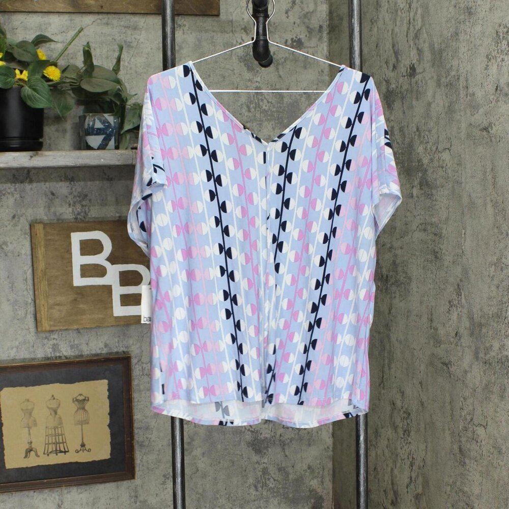 NWT Bar III Womens Plus Size Printed Seamed V-Neck Top 10832262 1X Blue Combo - Picture 3 of 6